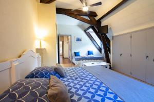 ein Schlafzimmer mit einem großen Bett in einem Zimmer in der Unterkunft La demeure aux Pins in Lourdes