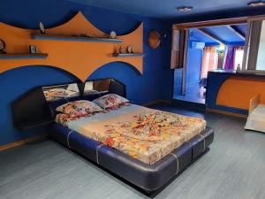 Vila Ella في مانغاليا: سرير كبير في غرفة ذات جدار ازرق