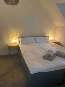 1 dormitorio con 1 cama con 2 lámparas en 2 mesas en Old town comfort and cozy apartment en Dachau