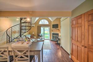 Photo de la galerie de l'établissement Townhome with Fireplace - Walk to Chairlift!, à Ellicottville