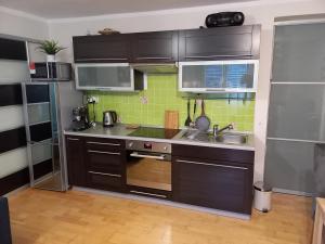 Kitchen o kitchenette sa Apartman Tatry