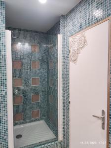 Ein Badezimmer in der Unterkunft La Vigneronne du 7