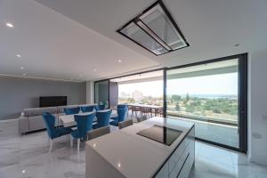 un comedor con mesas y sillas y una gran ventana en Luxury apartments with stunning sea views en Portimão