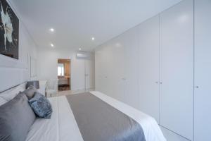 Katil atau katil-katil dalam bilik di Luxury apartments with stunning sea views