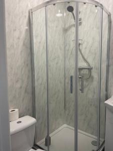W łazience znajduje się prysznic ze szklanymi drzwiami. w obiekcie Grays Accommodation B&B w mieście Grays