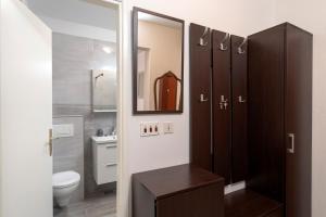 y baño con lavabo, aseo y espejo. en Apartment Filip, en Hvar