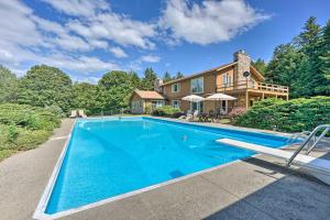 Πισίνα στο ή κοντά στο Family Winter Retreat with Hot Tub 14 Mi to Slopes!