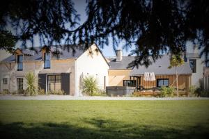 uma casa grande com um relvado em frente em Pomme de Reinette em Azay-le-Rideau