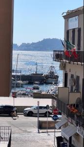 uma vista para um porto com um carro e um barco em Casina Lambis em Pozzuoli