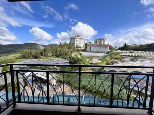uma vista para a cidade a partir de uma varanda em Hotel Studio Apartment- Fantastic Mountain View (4pax) em Brinchang