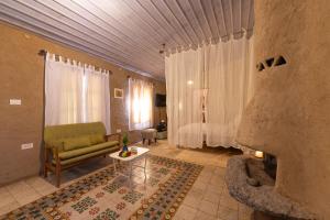- un salon avec un canapé et une table dans l'établissement Hemdatya Stone Suites In The Galilee, à Ilaniyya