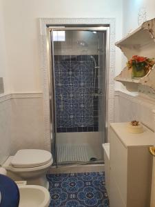 A bathroom at L'Antico Palazzo Még 11 kép