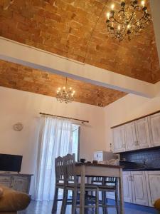 A kitchen or kitchenette at L'Antico Palazzo