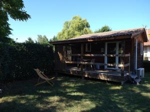 uma pequena cabina com uma cadeira num quintal em Domaine des Epinettes em Saint-Romain-de-Jalionas