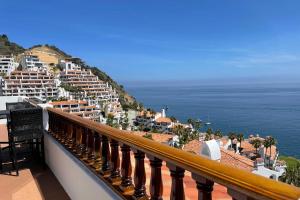 balcone con vista sull'oceano e sugli edifici di Premium Ocean Corner Unit, Fireplace, Golf Cart, 21 Steps from Top ad Avalon