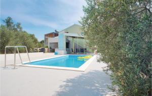 una piscina frente a una casa en Pet Friendly Home In Stratincica With Wifi, en Vela Luka