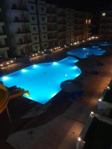 O vedere a piscinei de la sau din apropiere de شاليه فندقى للعائلات غرفة وريسيبشن بمنتجع ريتال فيو الساحل الشمالى