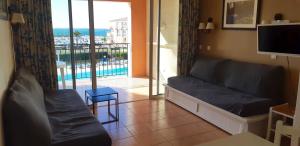 Χώρος καθιστικού στο Appartement avec piscine à Six-Fours-les-Plages 32 m² vue mer