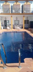 Bazén v ubytování Hostal Ciudad Trigueros nebo v jeho okolí