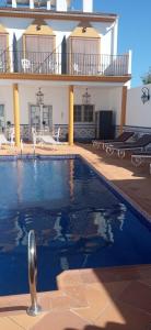 Bazén v ubytování Hostal Ciudad Trigueros nebo v jeho okolí