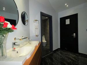 Hôtel Vendôme Douala的一间浴室