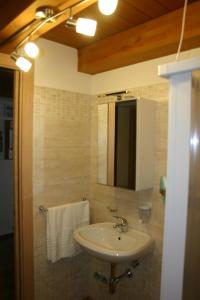 een badkamer met een wastafel en een spiegel bij A casa di Giò in Loreto