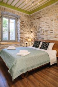Postel nebo postele na pokoji v ubytování Archontiko Epirus 1
