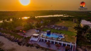 una vista aerea di un resort con piscina di Coconut Pointe Villa & Beach Resort a Prampram