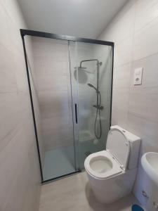 Casa María في موتشيا: حمام مع دش ومرحاض ومغسلة