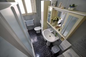 Baño pequeño con lavabo y aseo en Casa Vacanze Borgata del Sorbo, en Acireale