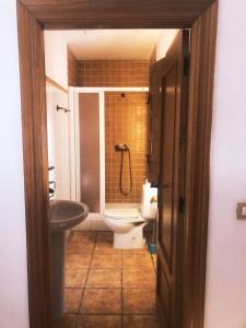 a bathroom with a toilet and a sink at Las Escuelas del Ayer Vivienda Turística de Alojamiento Rural in Bélmez de la Moraleda +35 photos