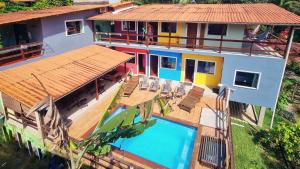 een luchtzicht op een huis met een zwembad bij Farofa Loca Hostel in Morro de São Paulo