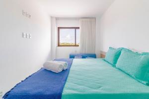 una camera da letto con un letto blu e una finestra di PF02 - Apt 3 Quartos - Condomínio Mediterrâneo Iberostate Praia do Forte a Praia do Forte Altre 51 foto