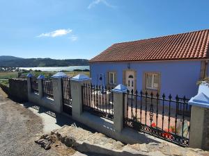 穆希亞的住宿－Casa María，田野旁的一座小房子,有栅栏