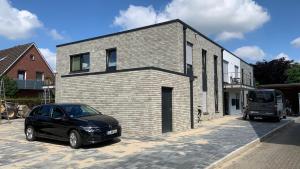 a black car parked in front of a brick building at Apartments Vreden Familie Lansing in Vreden