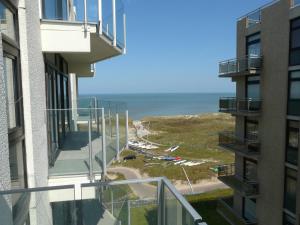 een balkon met uitzicht op de oceaan bij Neptunus De Panne in De Panne