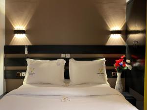 מיטה או מיטות בחדר ב-Hôtel Vendôme Douala