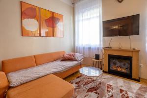 Televízia a/alebo spoločenská miestnosť v ubytovaní Central Design Apartment