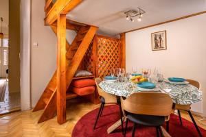 Posedenie v ubytovaní Central Design Apartment