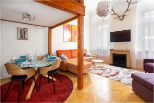 Televízia a/alebo spoločenská miestnosť v ubytovaní Central Design Apartment