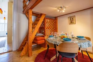 Posedenie v ubytovaní Central Design Apartment