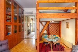 Posedenie v ubytovaní Central Design Apartment