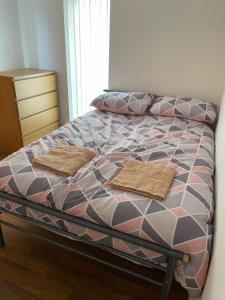 Katil atau katil-katil dalam bilik di Quiet 5 bed apartment in Liverpool