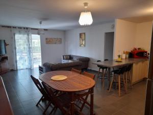 uma cozinha e sala de estar com mesa e cadeiras em Le Hameau de Bagatelle - Etablissement Touristique em Bagatelle