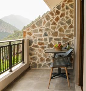 Rõdu või terrass majutusasutuses Sisaion Suites - Live the Cretan Hospitality