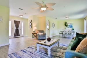 uma sala de estar com um sofá e uma mesa em Tropic Way em Saint Augustine