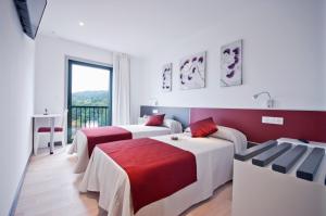 A bed or beds in a room at Hotel Ferramenteiro de Portomarin