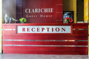 un panneau indiquant la réception d'une maison d'hôtes dans un hôtel dans l'établissement SPOT ON 3605 Clarichie Guest House, à Kupang