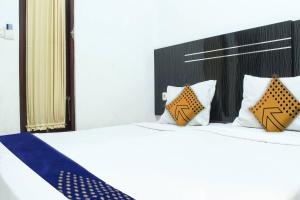 Tempat tidur dalam kamar di SPOT ON 3605 Clarichie Guest House