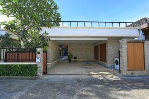 un garaje vacío en un edificio de ladrillo con una puerta en 3bedroom pool villa only 250m to the Rawai beach F10, en Phuket